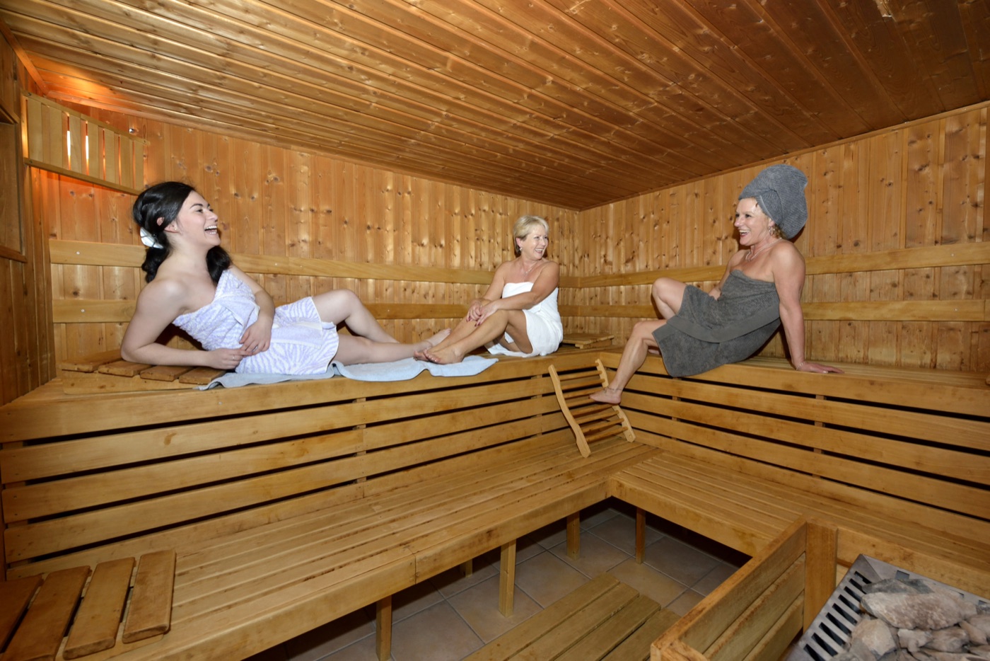 Finnische Sauna mit Frauen beim Entspannen